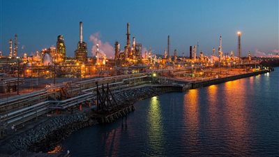 ارتفاع عقود النفط مع توقعات بعدم رضوخ 