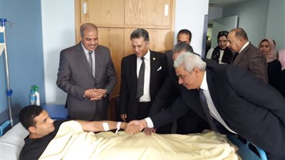 رئيس جامعة الأزهر يزور مصابي حادث الدرب الأحمر بمستشفى الشرطة