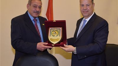 محافظ بني سويف يكرم مدير فرع هيئة مياه الشرب والصرف الصحي السابق