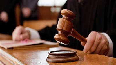 يدافع عن شقيقته ويدفع الكفالة لخروجها.. ثم يمزقها بسكين