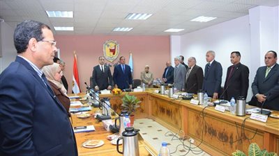 مجلس جامعة سوهاج يقف دقيقة حداد علي ارواح شهداء 