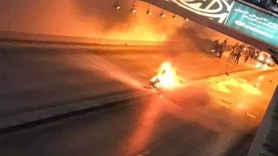 السيطرة على اشتعال سيارة بسبب حادث تصادم بصلاح سالم.. بالصور