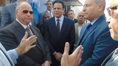 محافظ القاهرة يتفقد نماذج دورات المياه المتنقلة واماكن شاشات العرض العملاقة بشوارع المعادى