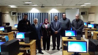 كشك تتفقد اماكن عقد الاختبار للمتقدمين للوظائف المؤقتة
