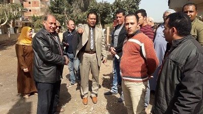 موافى يلتقى أهالى أم خنان ويتابع حملات النظافة فى أشليم