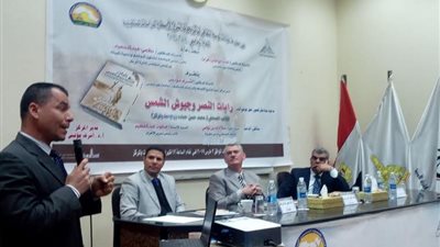 بحوث الشرق الأوسط تحتفل بتوقيع كتاب 