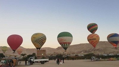 450 سائحا يحلقون بالبالون فى سماء الأقصر على متن 22 رحلة