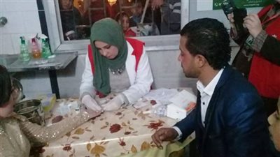 عروسان بمعازيم الفرح يفاجئون الفريق الطبى بصان الحجر للمشاركة فى ١٠٠ مليون صحة.. صور