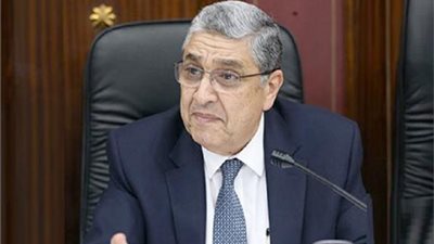 قيادات الكهرباء فى بنبان لمتابعة تنفيذ اكبر مشروع للطاقة الشمسية فى العالم