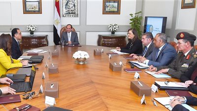 الرئيس يتابع مع مدبولي ورئيس الهيئة الهندسية الموقف التنفيذى لمدينة الأثاث