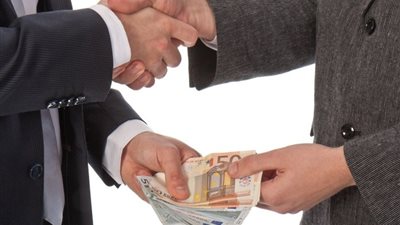 الحكم على رئيس حي الدقي وآخرين في قضية رشوة خلال ساعات