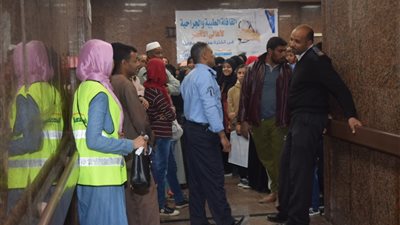 ٣٠٠ عملية جراحية لغير القادرين وقوافل طبية بالمدارس والقرى