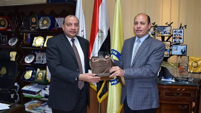 درع الجمعية المصرية للدراسات النفسية لرئيس جامعة بنى سويف