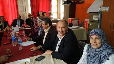 مدير تعليم العبور يناقش معوقات التعليم مع مجلس الأمناء