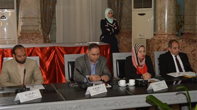 نائب رئيس جامعة عين شمس يبحث آخر مستجدات الاعتماد للكليات