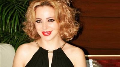 فنانة مشهورة عن اتهامها بالعرى: أنا محجبة من الداخل. . فيديو