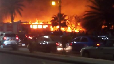 شلل مرورى بكورنيش المعادى بسبب حريق مركب المعادى