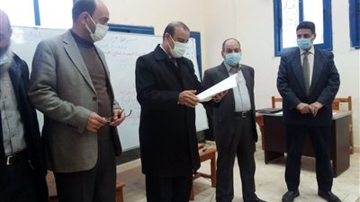 وكيل تعليم مطروح يتابع برنامج التنمية المهنية لمعلمي اللغة العربية