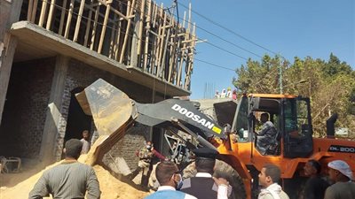 وقف حالة بناء بدون ترخيص بإسنا جنوب غرب الأقصر