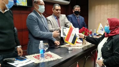 نائب محافظ القاهرة يكرم العاملين بحى المطرية .. صور