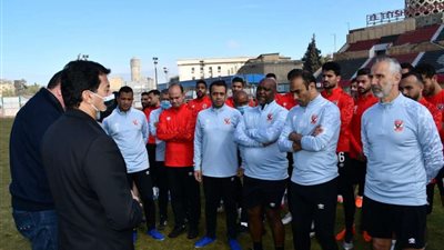 وزير الرياضة يطمئن على بعة الأهلى قبل مواجهة الدحيل القطرى