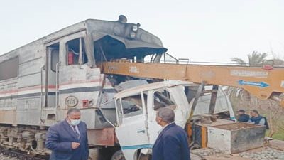 سيارة اقتحمت مزلقان فزارة المغلق
