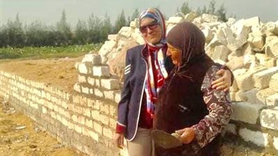 بنت التل الكبير استاذة في المعمار وسواقة الجرار