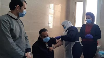 محافظ بني سويف يتابع تلقى الأطقم الطبية بمستشفيات العزل لقاح كورونا