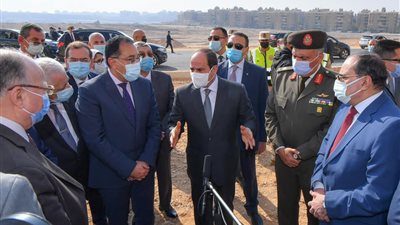 تحسين الحياة.. أحمد موسى: السيسي أول رئيس يزور عزبة الهجانة