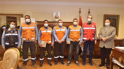 محافظ أسيوط يكرم مدير مرفق الإسعاف والمشرفين والمسعفين على جهودهم خلال جائحة كورونا