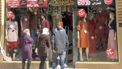 الأوكازيون الشتوي.. أصحاب المحلات: نبيع الملابس بأقل من نصف الثمن والمواطنون: الأسعار وهمية