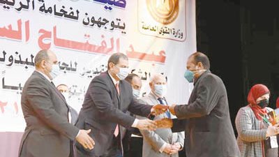 وزيرالقوى العاملة سلم صيادي بورسعيد بوالص تأمين علي حياتهم