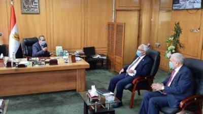 محافظ الإسماعيلية و نائب وزير التعليم يناقشان تفعيل وحدات التدريب و خطة الإصلاح المتمركز