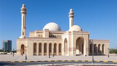 البحرين تعلق إقامة الصلوات في المساجد