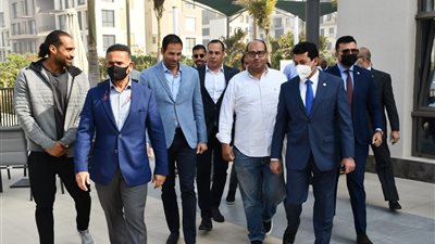 وزيرالشباب يقوم بجولة تفقدية لنادي Club S