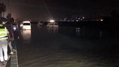 تعطل حركة المرور بطريق الإسماعيلية الصحراوي بسبب كسر في خط المياه