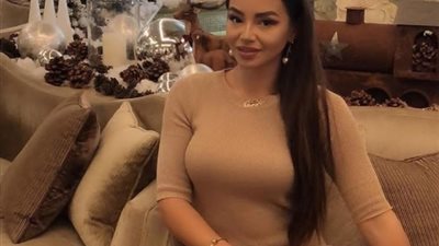 جوهرة تخطف الانظار فى حمام السباحة.. فيديو