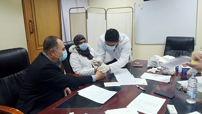 جامعة عين شمس تبدأ تطعيم الأطقم الطبية بمستشفيات العزل بلقاح كورونا
