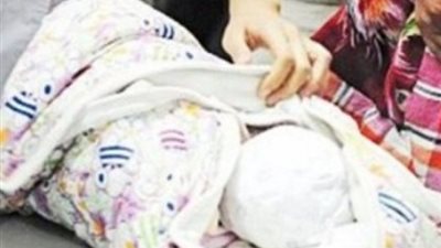 لم يستطيعا دفع تكاليف المستشفى.. فهرع الطبيب لبيع الرضيع
