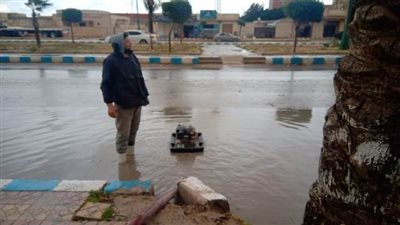 مرسى مطروح تواصل جهودها في رفع تجمعات الأمطار من الشوارع.صور