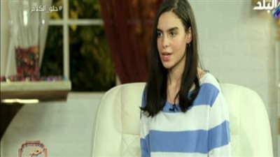 طفلة موهوبة تستعرض مشغولات يدوية في صناعة الشنط والإكسسوارات