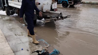 جهود مجالس مدن مطروح تتواصل لليوم الثاني لرفع تجمعات مياة الامطار