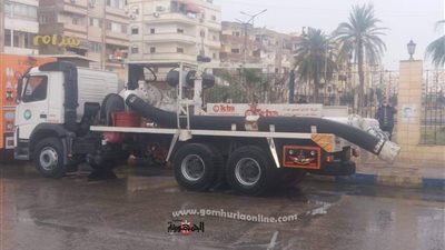سيارات ومعدات مياه القناة جاهزة في الشوارع والميادين لمواجهة الطقس السيئ