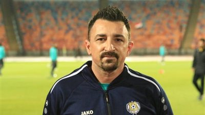 المدرب الجديد للإسماعيلي يقود إحماء الفريق قبل لقاء الزمالك