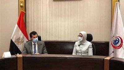 وزير الرياضة يتلقى تهنئة وزيرة الصحة بنجاح تنظيم بطولة اليد