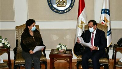 وزير البترول يبحث سبل دعم التعاون الثنائي مع وزيرة الطاقة والثروة المعدنية الأردنية