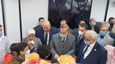 محافظ كفر الشيخ ونائب وزير التربية والتعليم يفتتحان منفذ بيع منتجات المدارس