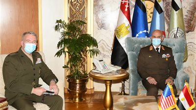 الفريق محمد فريد رئيس أركان حرب القوات المسلحة يلتقى قائد القيادة المركزية الأمريكية