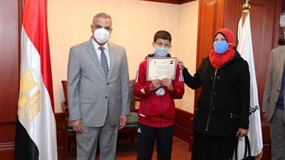 محافظ سوهاج يكرم لاعبي نادي 