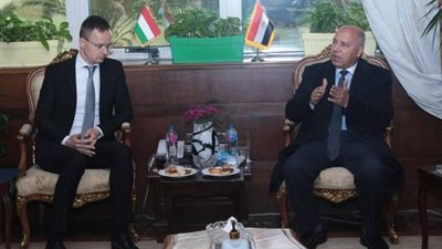 وزيرا النقل المصري والخارجية والتجارة المجري يبحثان التعاون في مجال تصنيع 200 عربة نوم جديدة